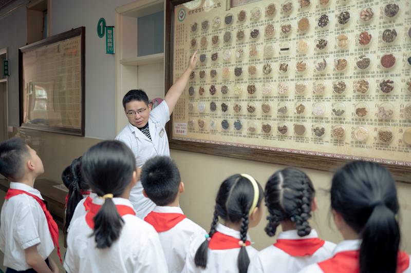 学生们“闻药香，品药韵”2.jpg